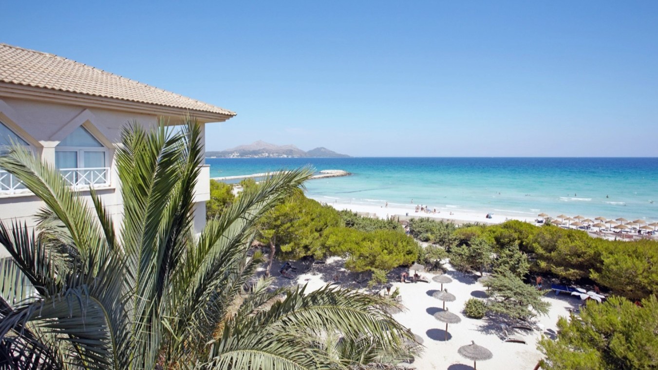Blick auf den Strand und das Mittelmeer vom Grupotel Parc Natural & Spa auf Mallorca | © Grupotel Parc Natural & Spa