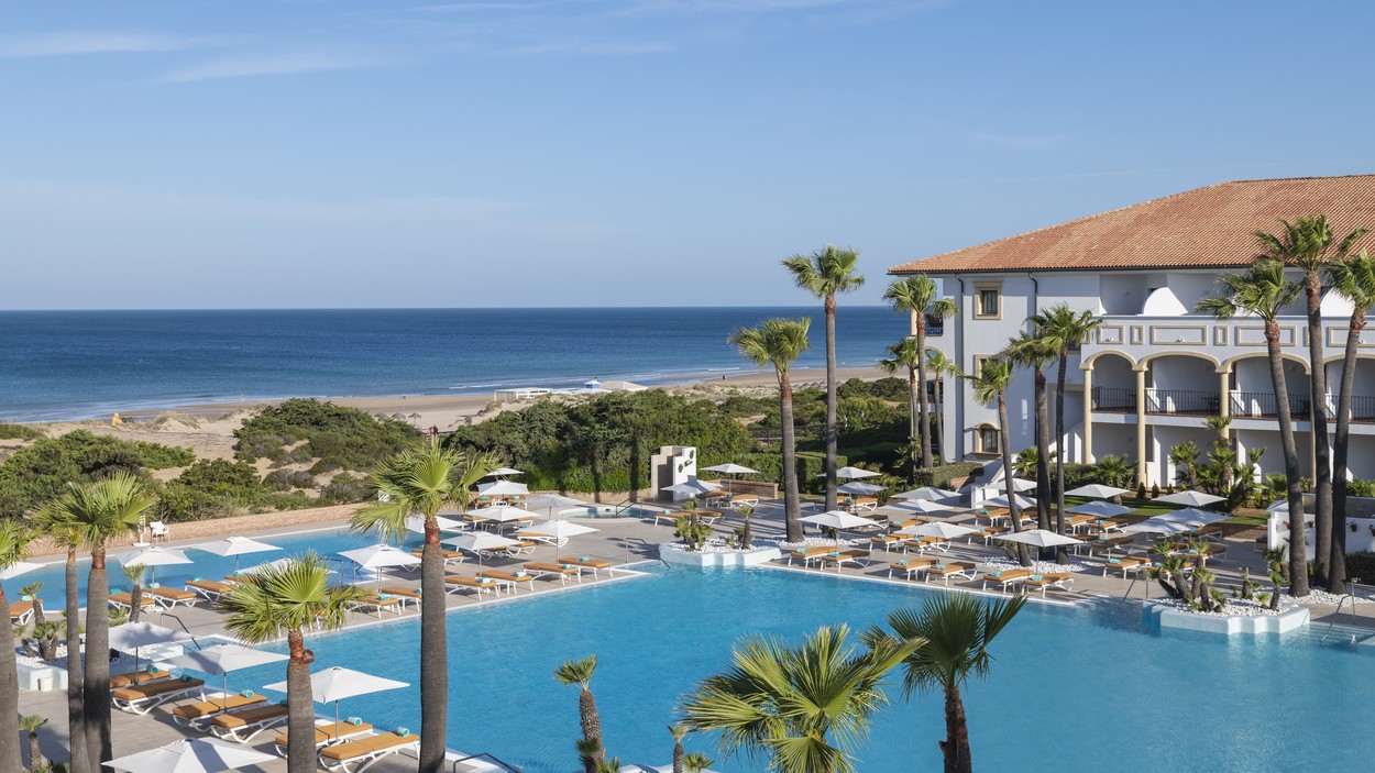 Blick auf den Pool, das Hotelgebäude und den Strand mit dem Mittelmeer vom Iberostar Selection Andalucia Playa aus | © Iberostar Hotels & Resorts