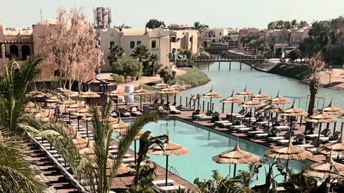 Overview auf den Pool und die Gebäude des Cook’s Club El Gouna | © Cook’s Club El Gouna