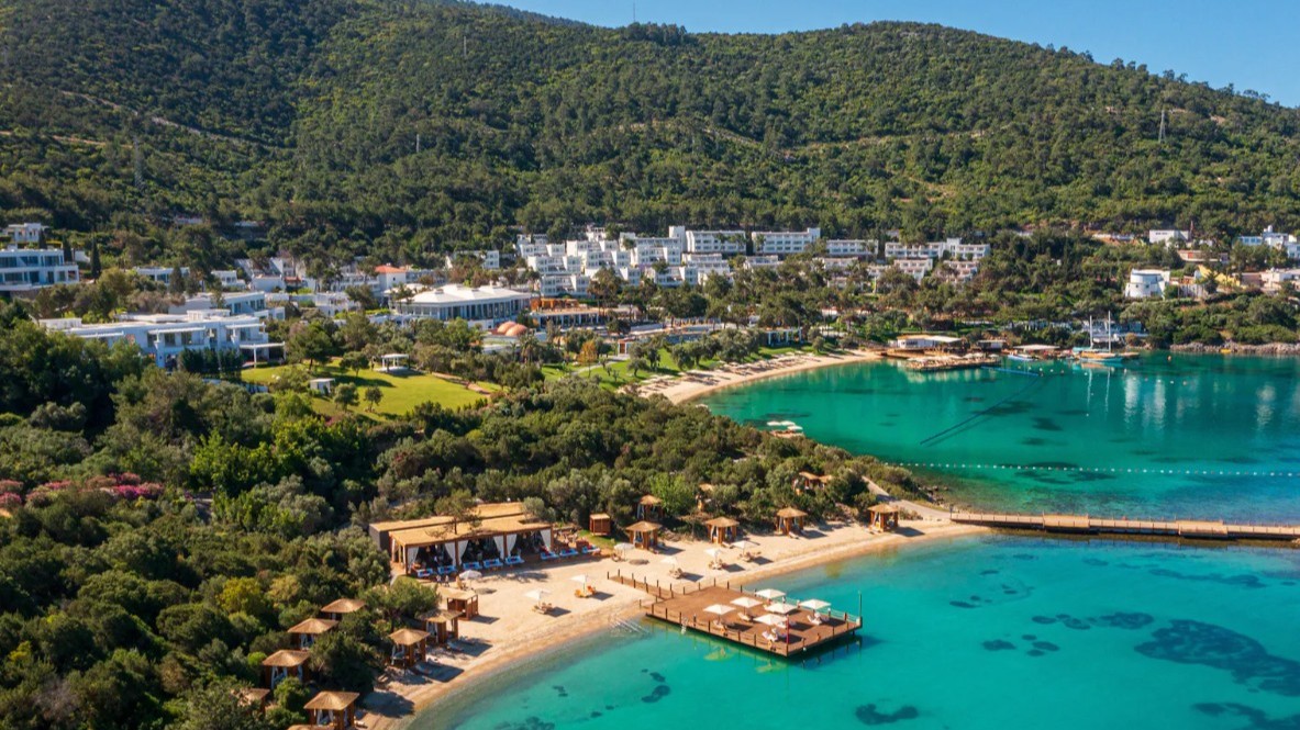Das Rixos Premium Bodrum direkt an der Ägäis, umgeben von einer malerischen Pinienlandschaft | © Rixos Premium Bodrum