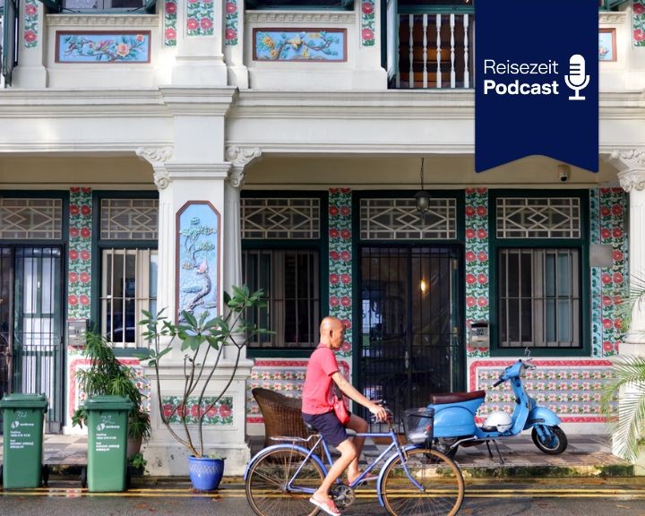Mann fährt mit dem Fahrrad an einem schönen, traditionellen Haus in Singapur vorbei | © Singapore Tourism Board