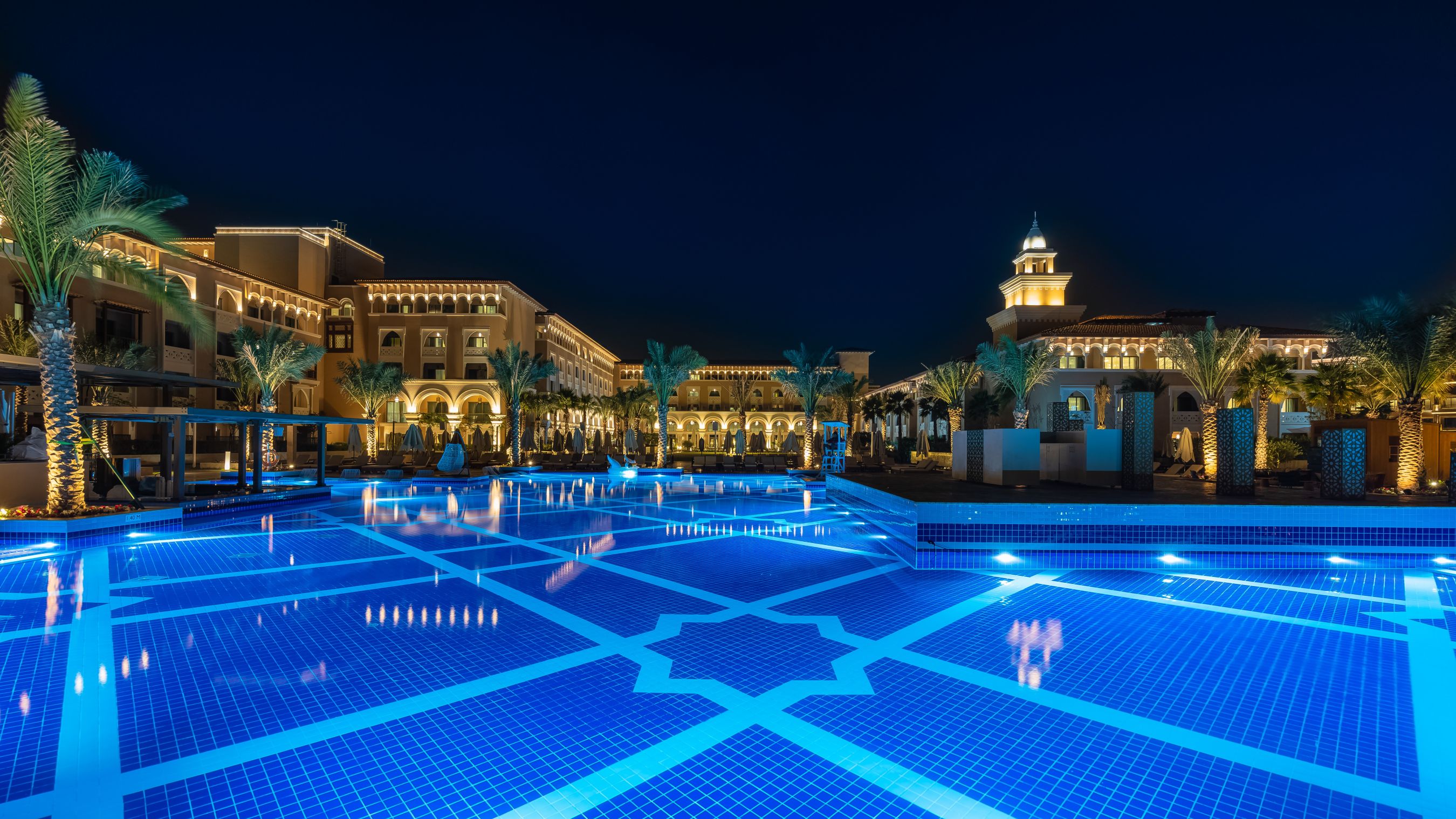 Der beleuchtete Pool des Rixos Premium Saadiyat Island bei Nacht | © Rixos Premium Saadiyat Island