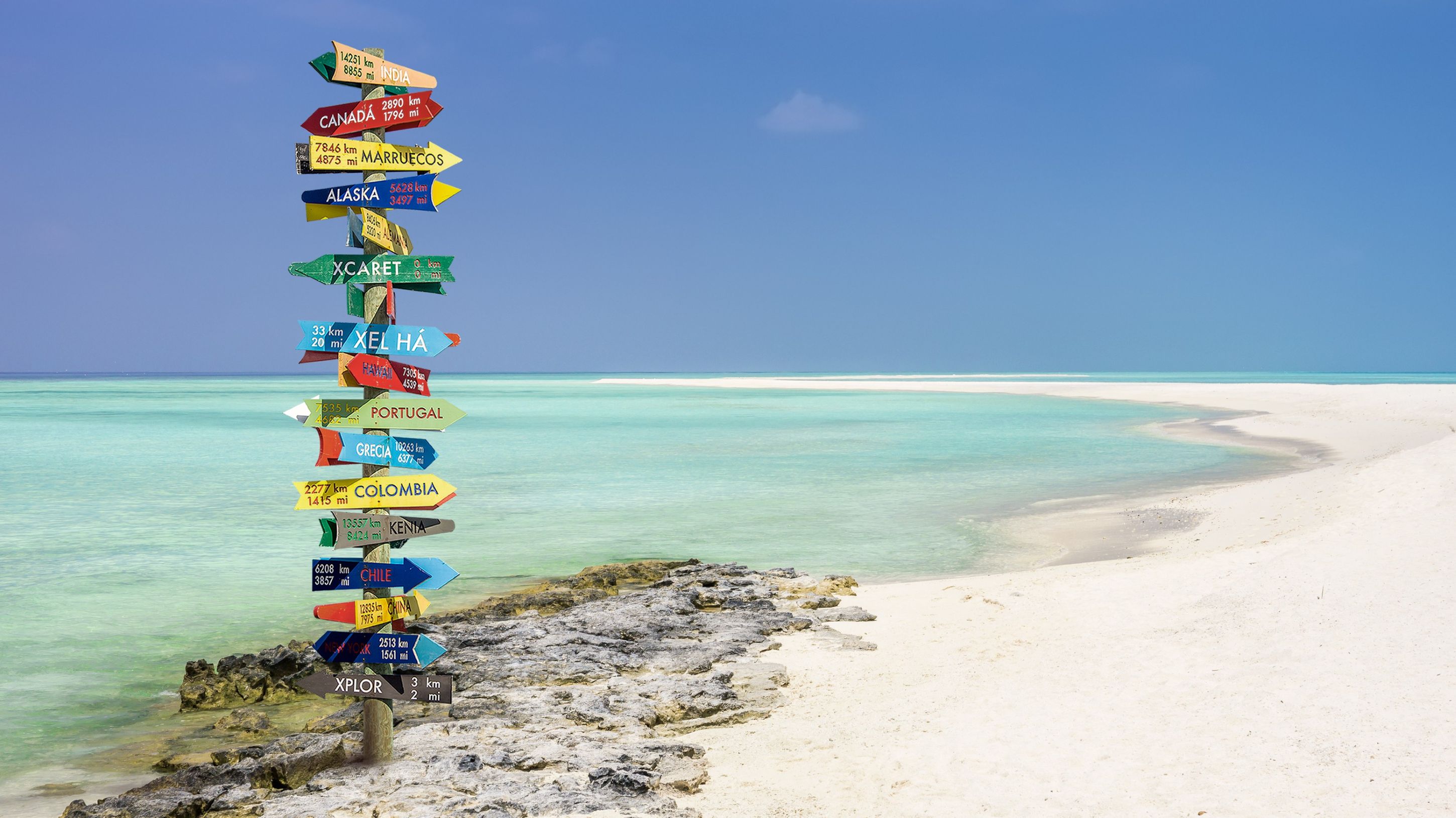 Wegweiser auf den Malediven mit Hinweisen zu verschiedenen Ländern und deren Entfernungen in unterschiedliche Himmelsrichtungen | © Getty Images