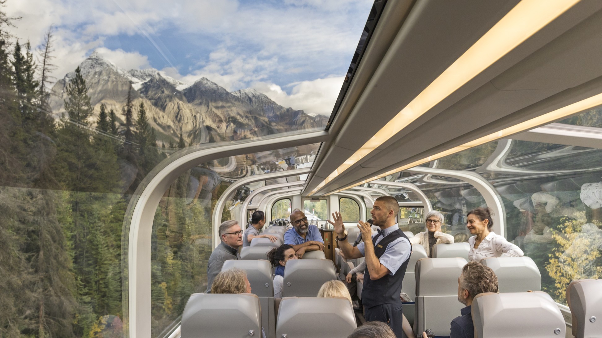 Passagiere im Zug mit herrlichem Panoramablick durch übergroße Glaskuppelfenster | © DERTOUR