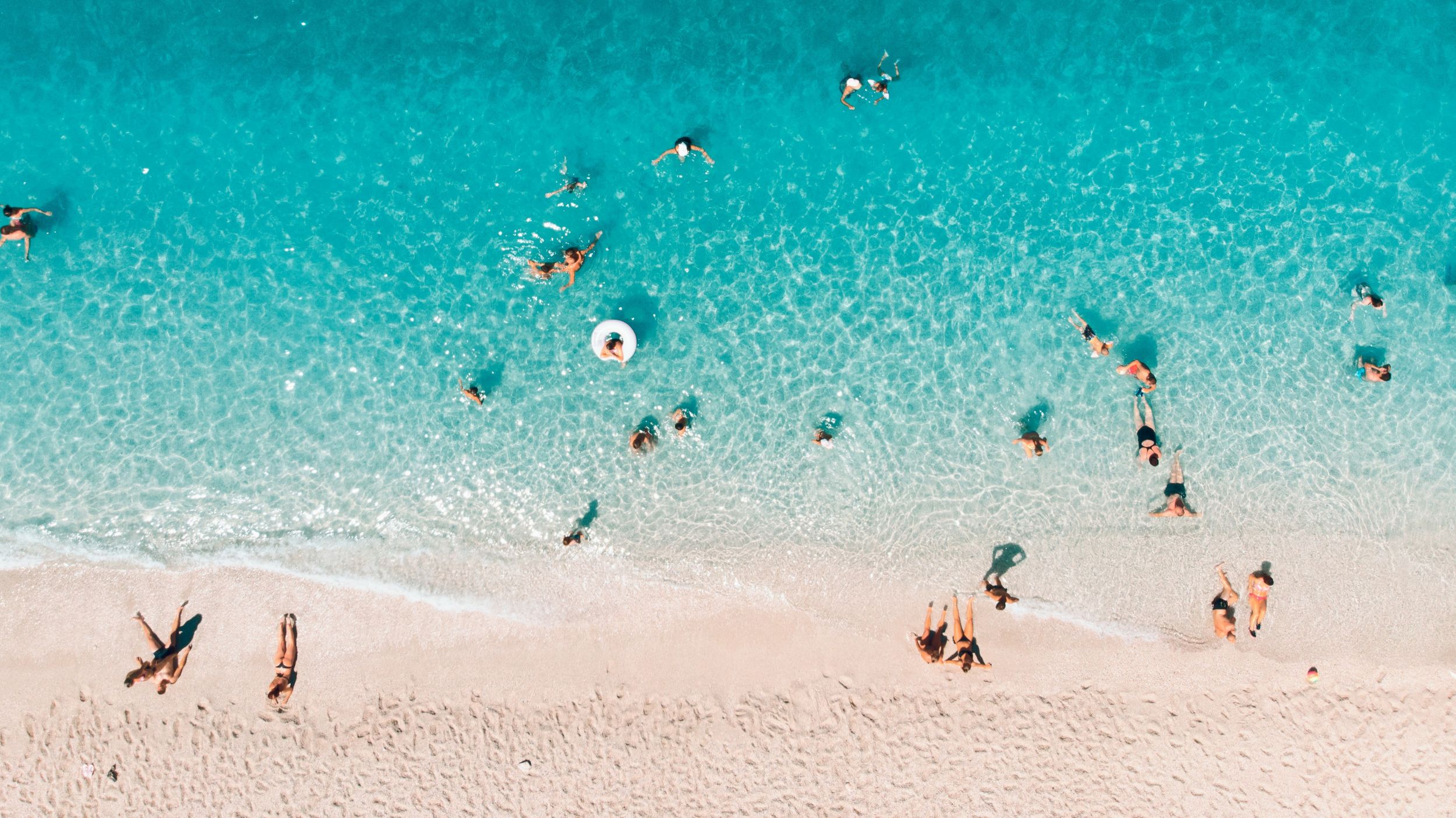 Luftaufnahme von Menschen am Strand, Ionische Inseln, Griechenland | © Getty Images