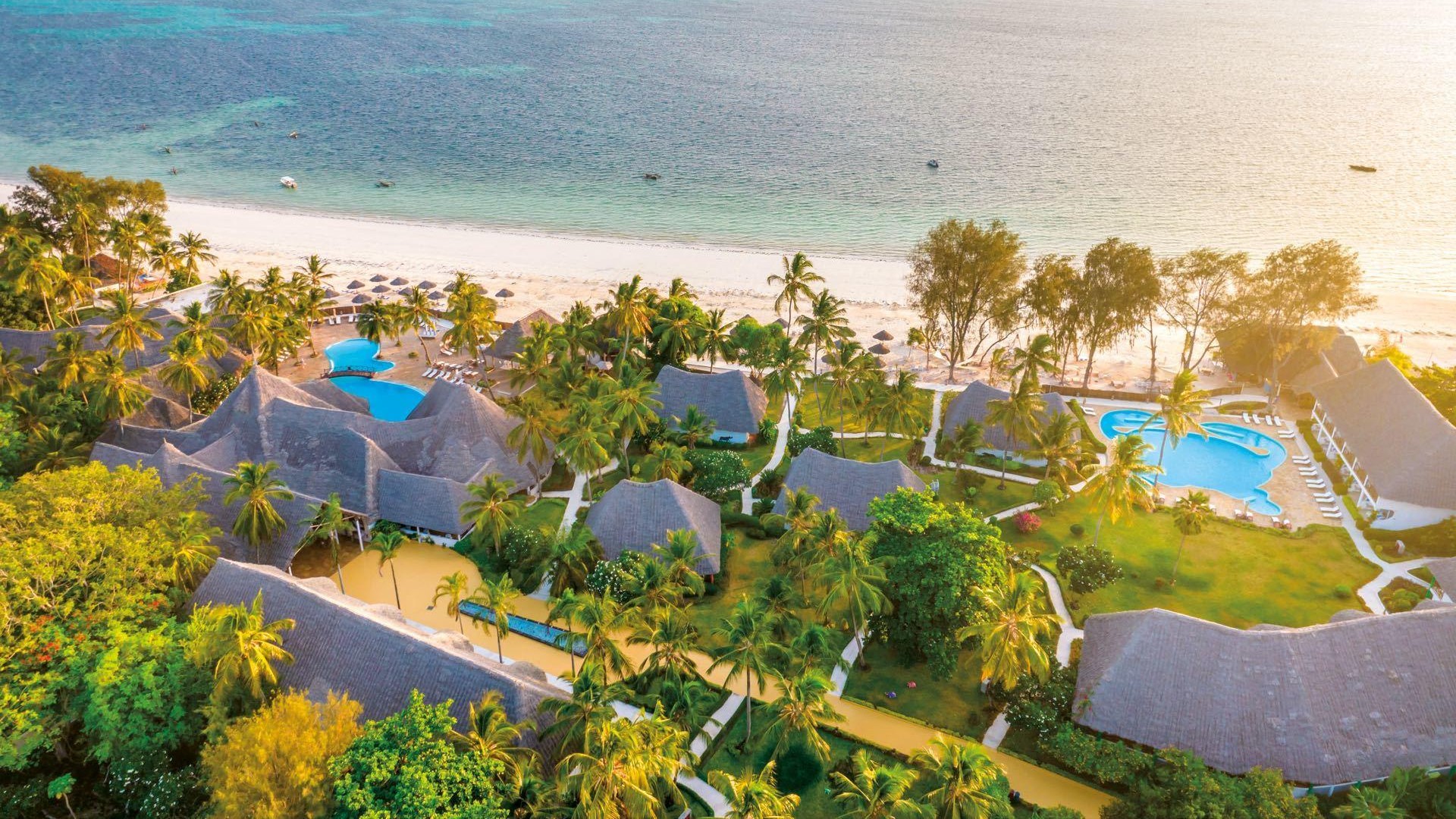 Overview auf das Kiwengwa Beach Resort und den feinsandigen Strand von Kiwengwa | © schauinsland-reisen